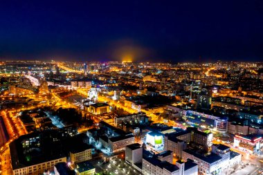 Yekaterinburg, Rusya. Şehir merkezinin panoraması, tapınak. Baharın başında gece şehri. Hava görünümü