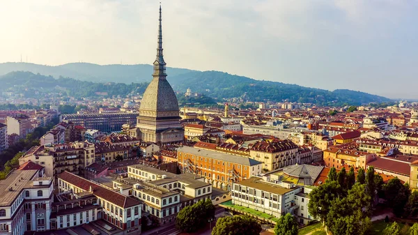 Torino, İtalya. Şehrin üzerinde uçuş. Tarihi merkez, üst görünüm, Hava Görünümü  