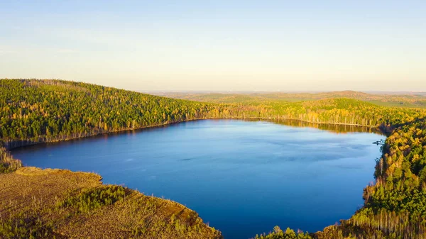 Ekaterimburgo Rusia Lago Peschanoye Sandy Rectangular Forma Rodeada Bosque Otoño — Foto de Stock