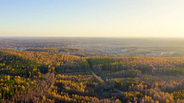 秋天落日时分在混合的森林上空飞行 叶卡捷琳堡的周围环境Ural Russia Aerial View — 图库照片