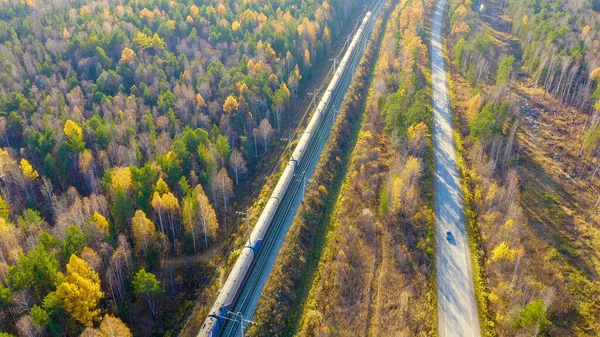 俄罗斯乌拉尔叶卡捷琳堡黑河映衬着秋天的森林 电气化铁路 高速公路 夕阳西下 空中景观 — 图库照片