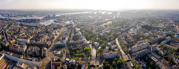 Amsterdam, Hollanda. Gökyüzünden şehrin panoraması. Yaz