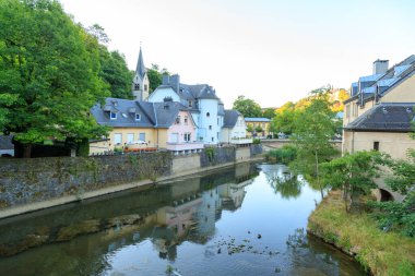 Lüksemburg şehri, Lüksemburg - 4 Temmuz 2019: Alzette Nehri. Çeyrek Grund