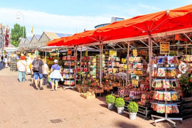 Amsterdam, Hollanda - 30 Haziran 2019: Sabah Amsterdam 'ın tarihi şehir merkezi. Çiçek Pazarı Bloemenmarkt