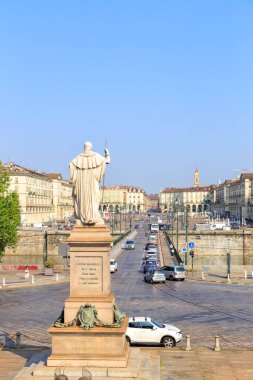 Torino, İtalya - 12 Temmuz 2019: Vittorio Emanuele 1. Yüce Savoy Vittorio Emanuele Heykeli (1759-1824). Ponte Vittorio Emanuele I ve Piazza Vittorio Veneto 'nun manzarası