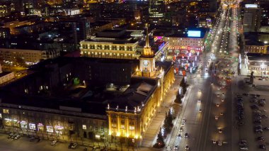 Yekaterinburg, Rusya - 23 Mart 2020: Şehir yönetimi (Belediye Binası). Merkez Meydanı. İlkbaharın başlarında gece şehri, Hava Manzarası