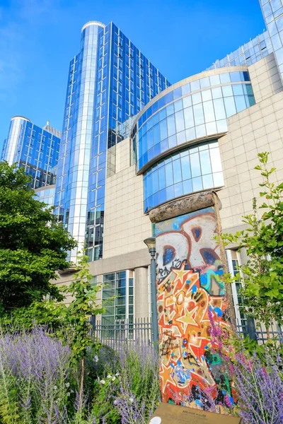 比利时布鲁塞尔 2019年7月3日 欧洲议会大楼附近的部分柏林墙 — 图库照片