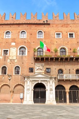 Verona, İtalya. Podesta Sarayı ya da hükümet sarayı, Verona 'da bulunan bir ortaçağ sarayıdır. 1533 'te aslanlı bir geçit eklendi.