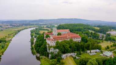 Krakow, Polonya. Vistula Nehri kıyısındaki Benedictine Abbey (Tynets). Benedikt Manastırı 1044 yılında Havacılık Manastırı 'nda kuruldu.  