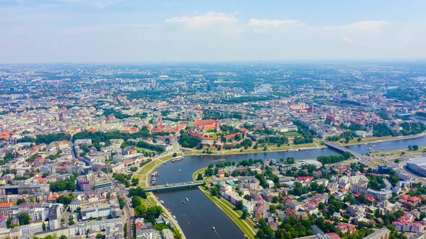 波兰克拉科夫 瓦维尔城堡维斯瓦河上的船历史中心观 空中观 — 图库照片