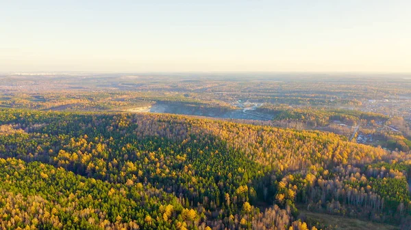 森林里的采石场秋天落日时分在混合的森林上空飞行 叶卡捷琳堡的周围环境Ural Russia Aerial View — 图库照片