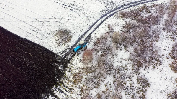 Tractor Azul Arada Campo Cubierto Nieve Detrás Del Tractor Hay — Foto de Stock