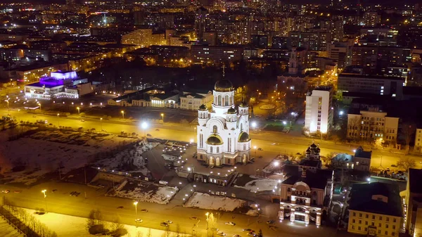 ロシアのエカテリンブルク 血の上の神殿 早春の夜の街 空中ビュー — ストック写真