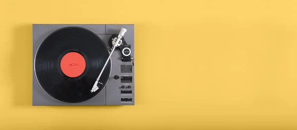 Record player na żółtym tle — Zdjęcie stockowe