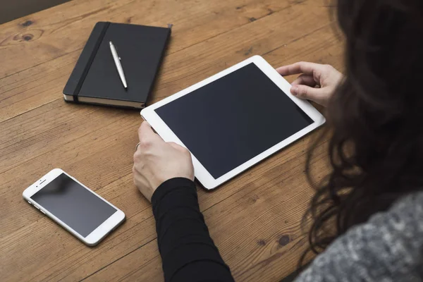 Frau benutzt Tablet-Attrappe — Stockfoto