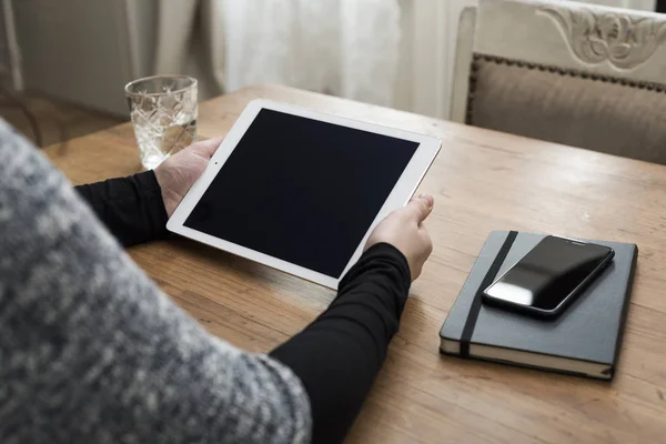 Woman using tablet mockup — Stock Photo, Image