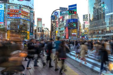 Shibuya, Tokyo, Japonya - 17 Mart 2018: Yayalar yaya geçidi Shibuya, Tokyo, Japonya. bölgede. Shibuya Crossing dünyanın en yoğun crosswalks biridir.