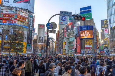 Shibuya, Tokyo, Japonya. bölgede yayalar yaya geçidi. Shibuya Crossing dünyanın en yoğun crosswalks biridir.