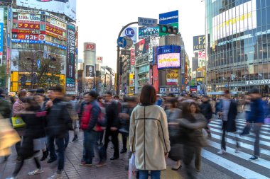 Shibuya, Tokyo, Japonya. bölgede yayalar yaya geçidi. Shibuya Crossing dünyanın en yoğun crosswalks biridir.