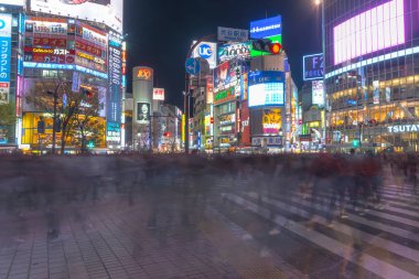 Shibuya, Tokyo, Japonya - 17 Mart 2018: Yayalar yaya geçidi Shibuya, Tokyo, Japonya. bölgede. Shibuya Crossing dünyanın en yoğun crosswalks biridir.