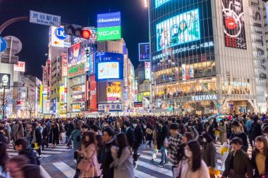 Shibuya, Tokyo, Japonya. bölgede yayalar yaya geçidi. Shibuya Crossing dünyanın en yoğun crosswalks biridir.
