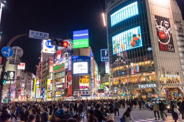 Shibuya, Tokyo, Japonya - 17 Mart 2018: Yayalar yaya geçidi Shibuya, Tokyo, Japonya. bölgede. Shibuya Crossing dünyanın en yoğun crosswalks biridir.