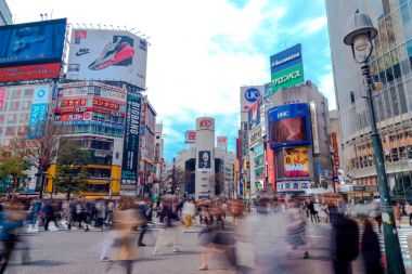 Shibuya, Tokyo, Japonya. bölgede yayalar yaya geçidi. Shibuya Crossing dünyanın en yoğun crosswalks biridir.