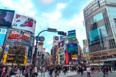 Shibuya, Tokyo, Japonya - 17 Mart 2018: Yayalar yaya geçidi Shibuya, Tokyo, Japonya. bölgede. Shibuya Crossing dünyanın en yoğun crosswalks biridir.