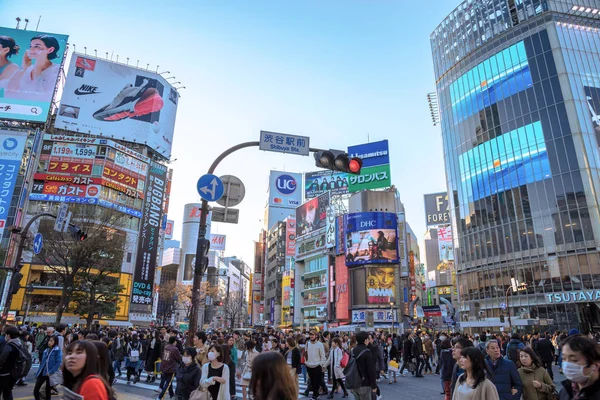 東京都渋谷区渋谷 2018 の歩行者横断歩道 世界で最も忙しい横断歩道の一つは 渋谷の交差点 — ストック写真