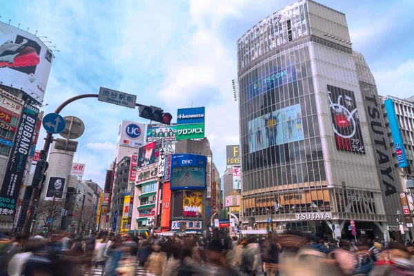 東京都渋谷区で歩行者の横断歩道 世界で最も忙しい横断歩道の一つは 渋谷の交差点 — ストック写真