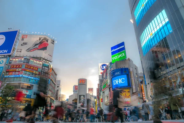 東京都渋谷区で歩行者の横断歩道 世界で最も忙しい横断歩道の一つは 渋谷の交差点 — ストック写真