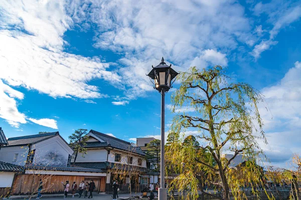 Okayama, Ιαπωνία - Δεκ 30 2018: Άποψη του Kurashiki Bikan Historical Quarter. Townscape γνωστό για τα χαρακτηριστικά ιαπωνικά λευκά τείχη των κατοικιών και ιτιές επένδυση όχθες του ποταμού Kurashiki — Φωτογραφία Αρχείου
