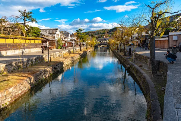 Okayama, Japón - 30 dic 2018: Vista del barrio histórico de Kurashiki Bikan. Townscape conocido por las paredes blancas característicamente japonesas de residencias y sauces que bordean las orillas del río Kurashiki — Foto de Stock