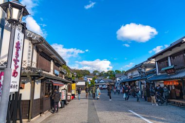 Okayama, Japonya - 30 Aralık 2018: Kurashiki Bikan Tarihi Bölgesi. Kurashiki Nehri 'nin kıyılarında söğüt ağaçları ve konutlardan oluşan Japon beyaz duvarlarıyla bilinen şehir manzarası