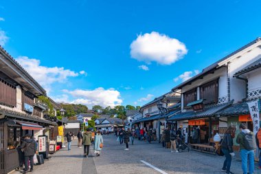 Okayama, Japonya - 30 Aralık 2018: Kurashiki Bikan Tarihi Bölgesi. Kurashiki Nehri 'nin kıyılarında söğüt ağaçları ve konutlardan oluşan Japon beyaz duvarlarıyla bilinen şehir manzarası