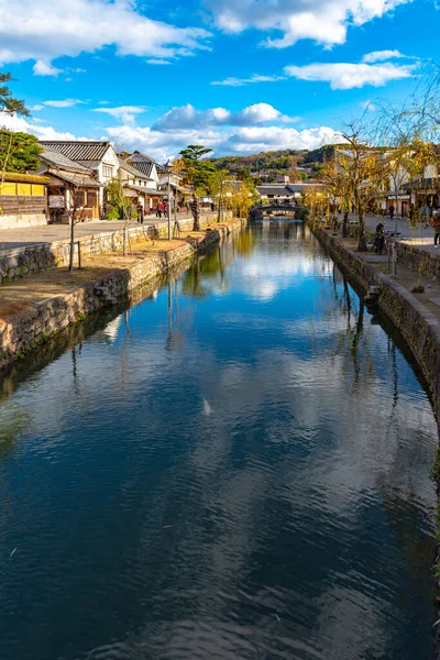 Okayama, Japón - 30 dic 2018: Vista del barrio histórico de Kurashiki Bikan. Townscape conocido por las paredes blancas característicamente japonesas de residencias y sauces que bordean las orillas del río Kurashiki — Foto de Stock