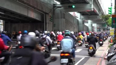 Taipei, Tayvan - 14 Kasım 2019: Scooter Şelalesi, Datong Bölgesi 'ndeki Minquan West Road' da trafik sıkışıklığı. 4k Uhd