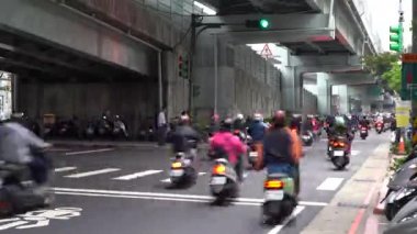 Taipei, Tayvan - 14 Kasım 2019: Scooter Şelalesi, Datong Bölgesi 'ndeki Mobiletler Şelalesi, trafik sıkışıklığı. 4k Uhd zaman aşımı