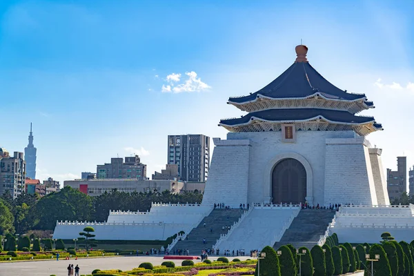 The National Taiwan Democracy Memorial Hall Park. El texto en chino sobre la arquitectura es "National Chiang Kai-shek Memorial Hall". Taipei, Taiwán — Foto de Stock