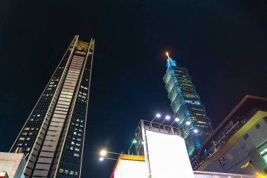 Xinyi Özel Ticaret Merkezi 'nin gece görüşü, mağazalar, otel, şık restoranlar birbirine çok yakın. Taipei, Tayvan 'ın merkez ticaret bölgesi.