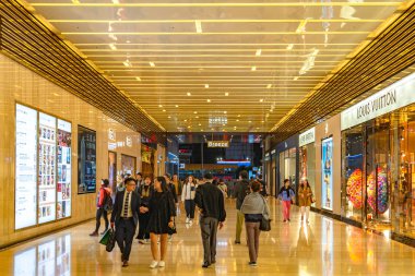 Taipei, Tayvan 06, 2019 - Xinyi Özel Ticaret Merkezi, mağazalar, otel ve şık restoranların gece görüşü birbirine çok yakın. Taipei 'nin merkez ticaret bölgesi.