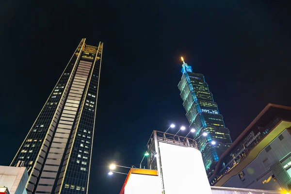 Widok nocny Xinyi Specjalne Centrum Handlowe, domy towarowe, hotel, modna restauracja zgrupowane ściśle razem. Główna dzielnica biznesowa Tajpej, Tajwan — Zdjęcie stockowe