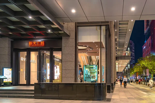 Taipei, taiwan 06 aug 2019 - Nachtansicht des speziellen kommerziellen Zentrums von xinyi, Kaufhäuser, Hotel, modisches Restaurant dicht beieinander. das zentrale geschäftsviertel von taipei — Stockfoto