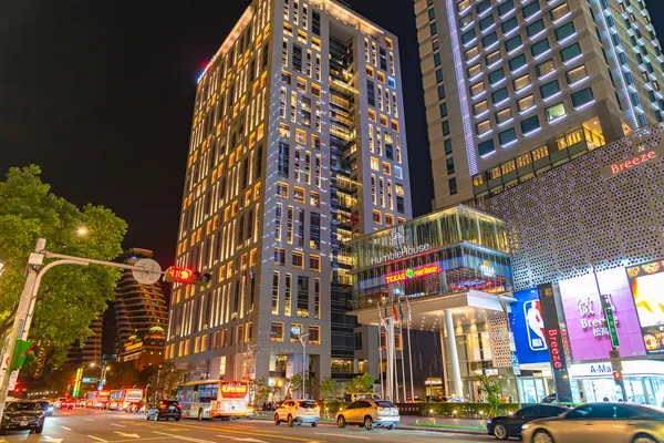 Taipei, Taiwan AUG 06, 2019 - Vista noturna do Centro Comercial Especial Xinyi, lojas de departamento, hotel, restaurante elegante agrupados de perto. O principal distrito empresarial central de Taipei — Fotografia de Stock