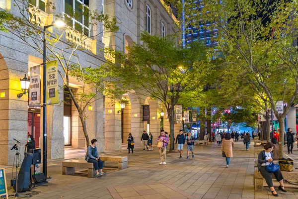 Taipei, Taiwan AUG 06, 2019 - Vista noturna do Centro Comercial Especial Xinyi, lojas de departamento, hotel, restaurante elegante agrupados de perto. O principal distrito empresarial central de Taipei — Fotografia de Stock