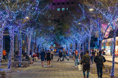 Taipei, Tayvan 06, 2019 - Xinyi Özel Ticaret Merkezi, mağazalar, otel ve şık restoranların gece görüşü birbirine çok yakın. Taipei 'nin merkez ticaret bölgesi.
