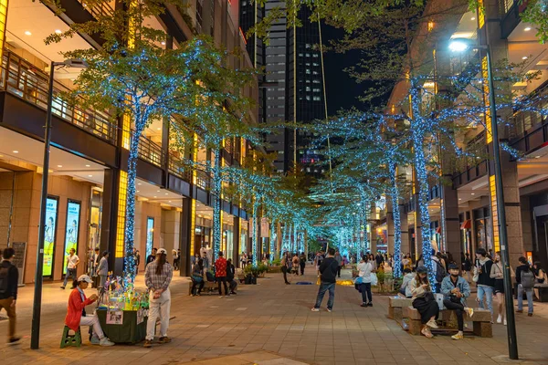 Taipei, taiwan 06 aug 2019 - Nachtansicht des speziellen kommerziellen Zentrums von xinyi, Kaufhäuser, Hotel, modisches Restaurant dicht beieinander. das zentrale geschäftsviertel von taipei — Stockfoto