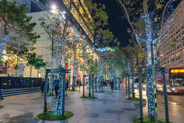 Taipei, taiwan 06 aug 2019 - Nachtansicht des speziellen kommerziellen Zentrums von xinyi, Kaufhäuser, Hotel, modisches Restaurant dicht beieinander. das zentrale geschäftsviertel von taipei — Stockfoto