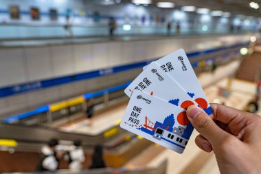 Taipei, Tayvan - 13 Kasım 2019: Taipei Metro One-Day Pass metro sistemini kullanarak. Kapıları tarayarak etkinleştirildiğinde, Taipei Metro 'da gün sonuna kadar sınırsız seyahat için geçerlidir.