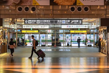 Taipei, Tayvan - 13 Kasım 2019: Taipei ana istasyon binasının içi. Taipei Ana İstasyonu 'nun lobi ve alışveriş caddesi manzarası, yolcu ve bilet otomatı Taipei, Tayvan' da.